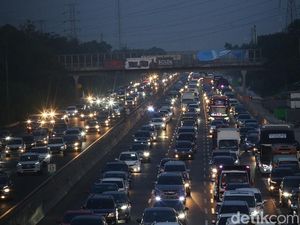 Penampakan Macet di Kedua Jalur One Way Tol Jakarta Cikampek
