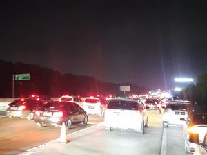 One Way Arus Balik, Banyak Pengemudi Parkir di Bahu Jalan Km 48 Tol Japek