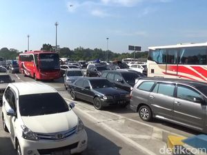 Arus Balik, Penumpukan Kendaraan Terjadi di GT Cikatama Arah Jakarta