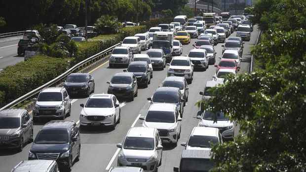 Kendaraan terjebak kemacetan saat penutupan Tol Dalam Kota yang mengarah ke Tol Cikampek di Jakarta, Jumat (6/5/2022). Polda Metro Jaya memberlakukan penutupan akses menuju Tol Jakarta-Cikampek dari arah Tol Dalam Kota dan Tol Priok guna mengantisipasi terjadinya kepadatan lalu lintas pada arus balik Lebaran 2022. ANTARA FOTO/Akbar Nugroho Gumay/tom.