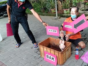 Polisi Gelar Rekonstruksi Kasus Ayam Berformalin di Tangerang Polisi Gelar Rekonstruksi Kasus Ayam Berformalin di Tangerang