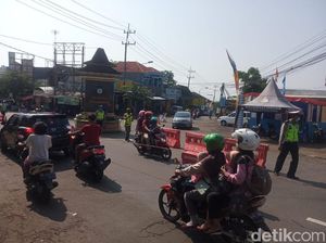 Polisi Ngawi Siaga di Jalur Menanjak Menuju Kawasan Wisata Polisi Ngawi Siaga di Jalur Menanjak Menuju Kawasan Wisata