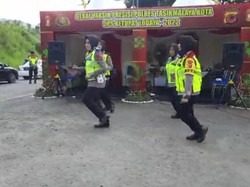 Polwan Turun Tangan Hibur Pemudik di Gentong