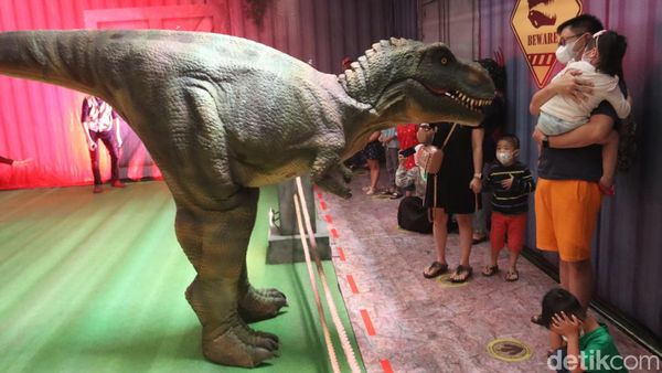 Potret Anak-anak Bermain dengan Dinosaurus di Mal