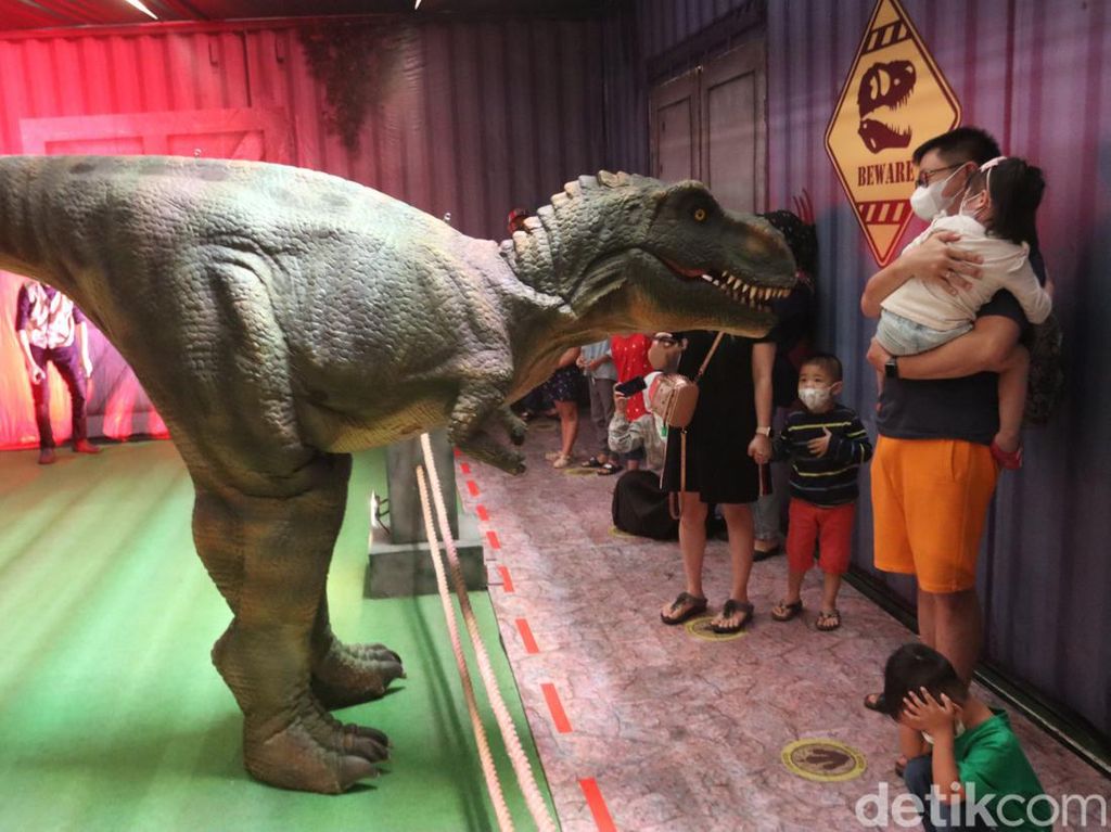 Potret Anak-anak Bermain dengan Dinosaurus di Mal
