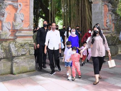 Potret Jokowi Ajak Cucu Wisata Satwa di Bali