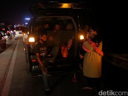 Tol Cikampek Macet, Pengendara Mobil Istirahat di Bahu Jalan