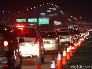 Tol Japek Macet Panjang, Contraflow Berlaku Mulai Km 70 Hingga Km 47 Tol Japek Macet Panjang, Contraflow Berlaku Mulai Km 70 Hingga Km 47