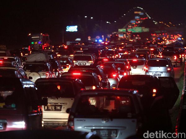 Potret Kemacetan Tol Japek Km 48, Banyak Pengemudi Istirahat di Bahu Jalan