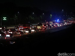 Banyak Ruas Jalan Tol yang Minim Pencahayaan, Cukup dari Lampu Mobil Saja?