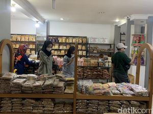 Senyum Penjual Oleh-oleh Bandung Ketiban Untung di Momen Libur Lebaran