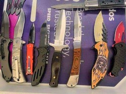 Ngadi-ngadi Nih Orang, Ditangkap di Bandara Karena Bawa 23 Senjata