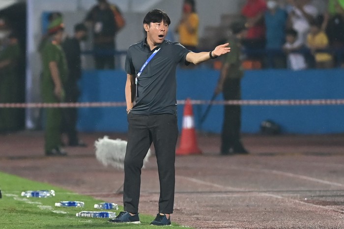 Pelatih Timnas Indonesia Shin Tae Yong memberikan arahan kepada para pesepak bola asuhannya saat melawan Timnas Vietnam dalam laga perdana Grup A Sepak Bola SEA Games 2021 di Stadion Viet Tri, Phu Tho, Vietnam, Jumat (6/5/2022). Indonesia kalah dengan skor 0-3. ANTARA FOTO/Aditya Pradana Putra/nym.