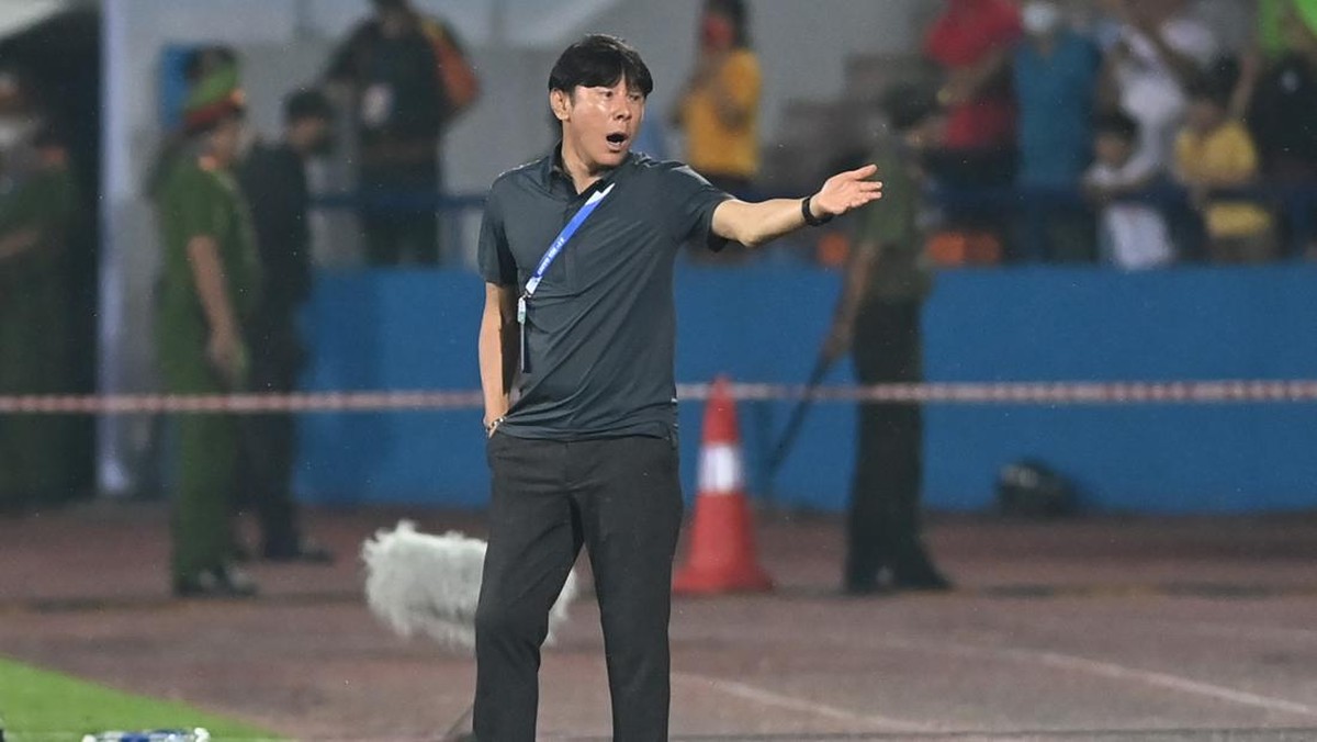 Shin Tae-yong mengeluhkan kepemimpinan wasit saat Indonesia kalah dari Vietnam di SEA Games 2021. Foto: ANTARA FOTO/ADITYA PRADANA PUTRA