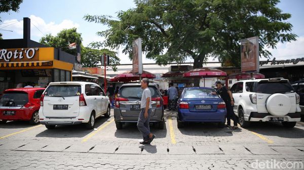 Suasana Rest Area Km 57 A yang Masih Ramai Pemudik