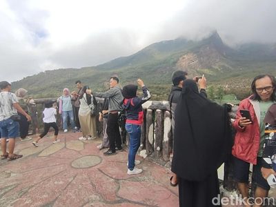 Taman Gunung Papandayan Diserbu Warga Saat Libur Lebaran