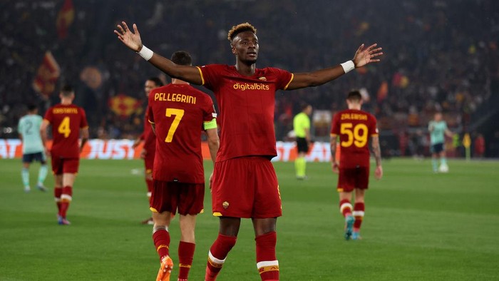 ROME, ITALY - MAY 05: Tammy Abraham of AS Roma celebrates after scoring their sides first goal during the UEFA Conference League Semi Final Leg Two match between AS Roma and Leicester City at Stadio Olimpico on May 05, 2022 in Rome, Italy. (Photo by Julian Finney/Getty Images)
