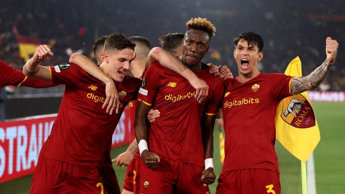 ROME, ITALY - MAY 05: Tammy Abraham of AS Roma celebrates with team mates Borja Mayoral and rom3aafter scoring their sides first goal during the UEFA Conference League Semi Final Leg Two match between AS Roma and Leicester City at Stadio Olimpico on May 05, 2022 in Rome, Italy. (Photo by Julian Finney/Getty Images)