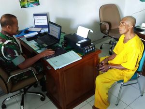 Tangan Terborgol, Ini Tampang Oknum TNI Penganiaya Wanita di Gowa Tangan Terborgol, Ini Tampang Oknum TNI Penganiaya Wanita di Gowa