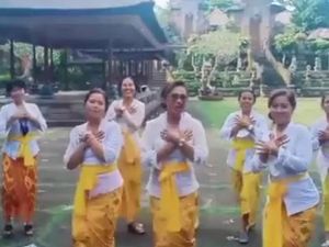 Video Viral Ibu-Ibu Menari India di Pura Samuantiga Dikecam PHDI Video Viral Ibu-Ibu Menari India di Pura Samuantiga Dikecam PHDI