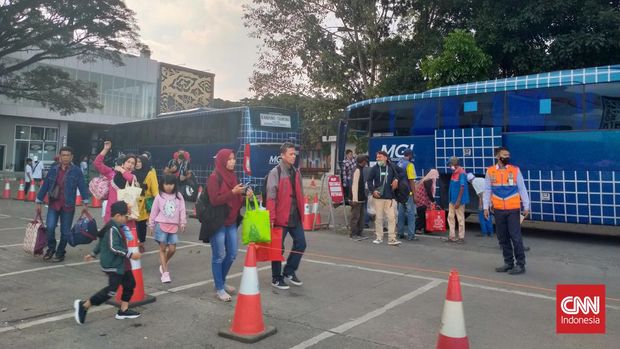 Terminal Bus Leuwipanjang, Kota Bandung, mengalami lonjakan penumpang cukup signifikan pada arus balik Lebaran, Jumat (6/5). Puncak arus balik dari terminal yang memberangkatkan penumpang ke wilayah Jabodetabek hingga ke Sumatera ini diprediksi terjadi pada Sabtu (7/5) atau Minggu (8/5).
