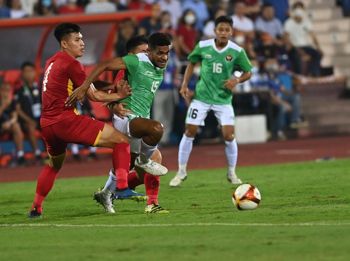 Pesepak bola Timnas Indonesia Ricky Kambuaya (tengah) berebut bola dengan pesepak bola Timnas Vietnam Binh Nguyen Thanh (kiri) dalam laga perdana Grup A Sepak Bola SEA Games 2021 di Stadion Viet Tri, Phu Tho, Vietnam, Jumat (6/5/2022). ANTARA FOTO/Aditya Pradana Putra/nym.