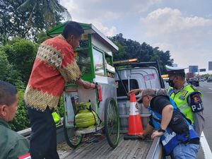 Cerita Tak Disangka Tukang Bakso Dorong Gerobak Sampai Masuk Tol Cerita Tak Disangka Tukang Bakso Dorong Gerobak Sampai Masuk Tol