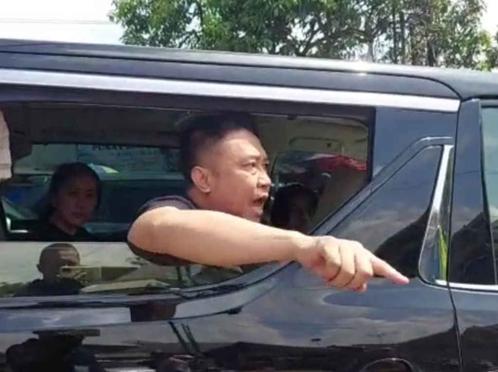 Viral Pria di Mobil Alphard Bentak dan Maki Polisi Gegara Pengalihan Arus