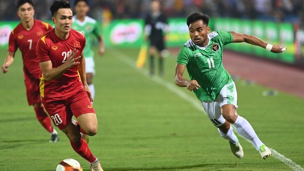 Pesepak bola Timnas Indonesia Saddil Ramdani (kanan) berebut bola dengan pesepak bola Timnas Vietnam Anh Bui Hoang Viet (kiri) dalam laga perdana Grup A Sepak Bola SEA Games 2021 di Stadion Viet Tri, Phu Tho, Vietnam, Jumat (6/5/2022). ANTARA FOTO/Aditya Pradana Putra/nym.