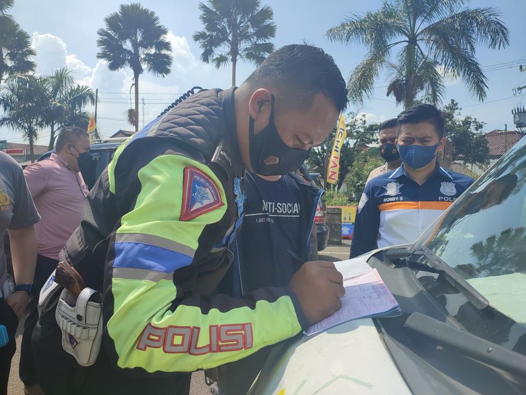 Pajak Ambulans Logo Golkar yang Angkut 9 Wisatawan di Puncak Mati 8 Tahun Pajak Ambulans Logo Golkar yang Angkut 9 Wisatawan di Puncak Mati 8 Tahun