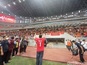 Anies Masuk JIS, Jakmania Nyanyikan Lagu Ultah