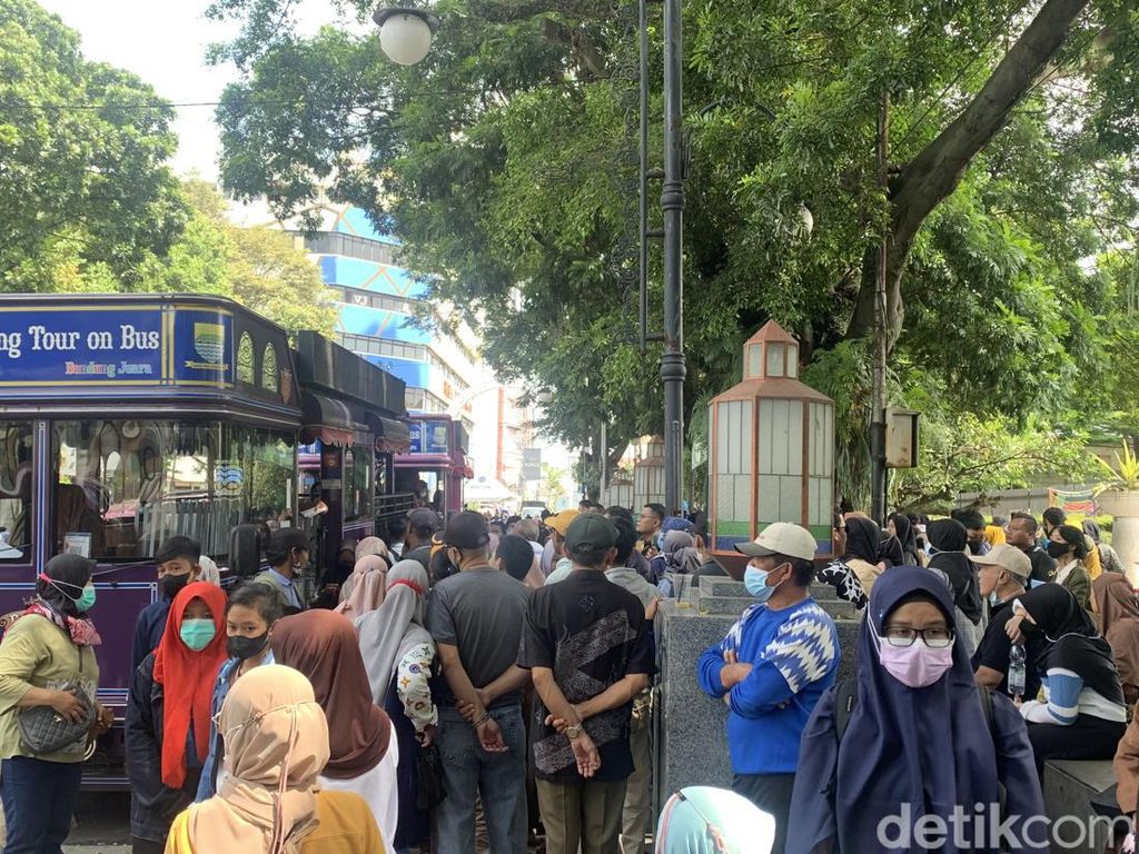 Bus Bandros Ramai Peminat, Calon Penumpang Rela Tunggu Berjam-jam Bus Bandros Ramai Peminat, Calon Penumpang Rela Tunggu Berjam-jam