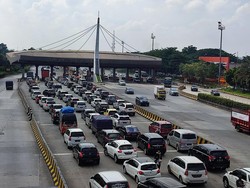 Antrean Kendaraan Mengular di Gerbang Tol Cikupa Arah Jakarta