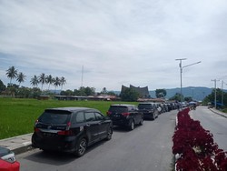 Antrean Kendaraan Mengular di Pelabuhan Ambarita Samosir