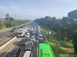 Persiapan One Way Arah Puncak Bogor, Km 45 Tol Jagorawi Macet