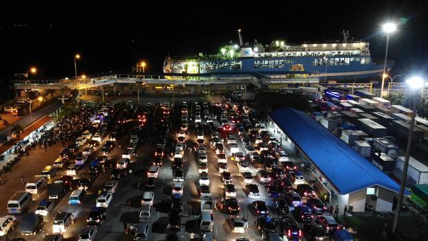 Sejumlah kendaraan pemudik antre untuk naik ke KMP Virgo 18 di dermaga 3 Pelabuhan Bakauheni, Lampung Selatan, Lampung, Jumat (6/5/2022). Pada H+3 Lebaran, sebanyak 111.214 orang penumpang, 24.720 kendaraan roda empat dan 8.136 sepeda motor menggunakan jasa angkutan kapal laut menyeberang ke Pulau Jawa. ANTARA FOTO/Ardiansyah/nym.