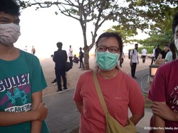 Antusiasme Warga Ketemu Jokowi Temani 4 Cucu di Pantai Bali: Seneng Banget!