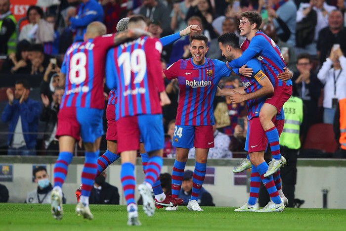 BARCELONA, SPAIN - MAY 01: Sergio Busquets of FC Barcelona celebrates scoring his sides 2nd goal with his team mates during the LaLiga Santander match between FC Barcelona and RCD Mallorca at Camp Nou on May 01, 2022 in Barcelona, Spain. (Photo by Eric Alonso/Getty Images)