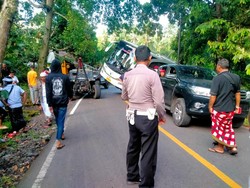 Bawa 40 Pemedek ke Pura Besakih, Bus Terperosok di Bukit Jambul