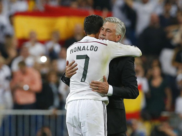 AC Milan coach Carlo Ancelotti. right,talks with  Brazilian soccer star Ronaldo duringt the Italian first division soccer match between AC Milan and Livorno at the San Siro stadium in Milan, Italy, Sunday, Feb. 11, 2007. (AP Photo/Antonio Calanni)