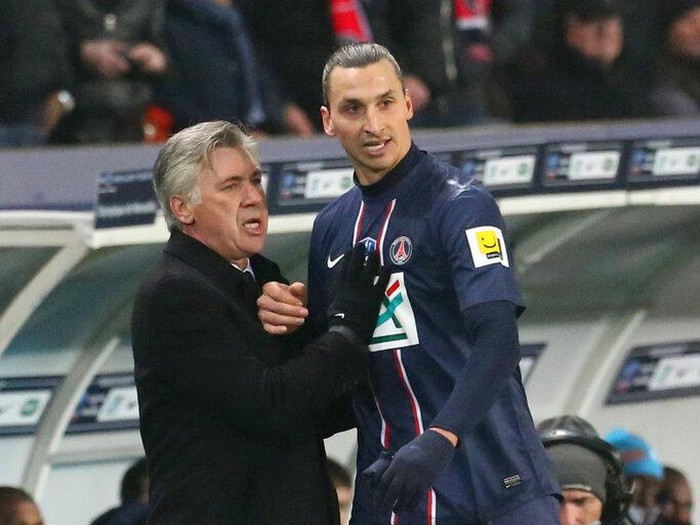 AC Milan coach Carlo Ancelotti. right,talks with  Brazilian soccer star Ronaldo duringt the Italian first division soccer match between AC Milan and Livorno at the San Siro stadium in Milan, Italy, Sunday, Feb. 11, 2007. (AP Photo/Antonio Calanni)