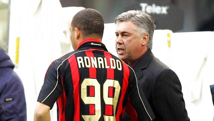 Carlo Ancelotti dan Striker Top AC Milan coach Carlo Ancelotti. right,talks with Brazilian soccer star Ronaldo duringt the Italian first division soccer match between AC Milan and Livorno at the San Siro stadium in Milan, Italy, Sunday, Feb. 11, 2007. (AP Photo/Antonio Calanni)