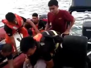 Macet, Wisatawan Pingsan Dievakuasi Lewat Perairan Danau Toba Macet, Wisatawan Pingsan Dievakuasi Lewat Perairan Danau Toba