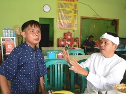 Dedi Mulyadi Dipalak Pemuda Mabuk Saat Nikmati Bubur di Cianjur