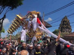 Viral! Tumpang Bade Sia Terjatuh Saat Palebon Tokoh Puri Bangli