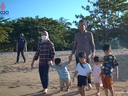 Presiden Jokowi Ajak 4 Cucu Main Air di Pantai Nusa Dua Bali