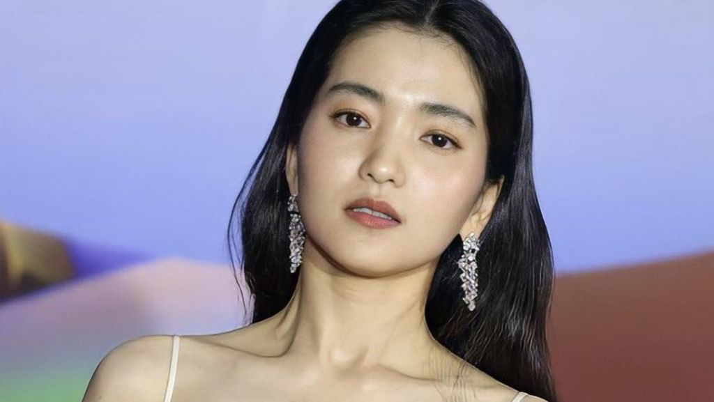 7 Gaya Kim Tae Ri di Baeksang Award 2022, Pakai Gaun Serupa Dakota Johnson