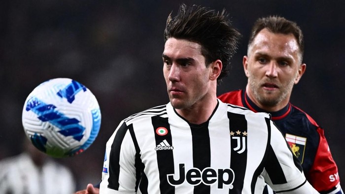 Juventus Serbian forward Dusan Vlahovic eyes the ball during the Italian Serie A football match between Genoa and Juventus on May 6, 2022 at the  Luigi-Ferraris stadium in Genoa. (Photo by Marco BERTORELLO / AFP)