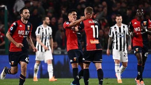 Genoa's Icelandic midfielder Albert Guomundsson (C-R) celebrates with Genoa's German midfielder Nadiem Amiri (C-L) after scoring an equalizer during the Italian Serie A football match between Genoa and Juventus on May 6, 2022 at the  Luigi-Ferraris stadium in Genoa. (Photo by Marco BERTORELLO / AFP)