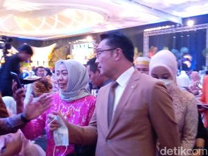 Ganjar-Ridwan Kamil Diserbu Emak-emak di Resepsi Pernikahan Putri Danny Ganjar-Ridwan Kamil Diserbu Emak-emak di Resepsi Pernikahan Putri Danny